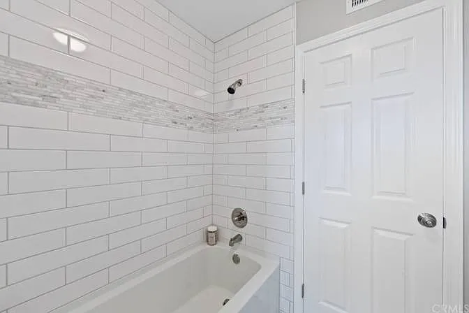 5 bed, 3000 sqft, $950 — Photo 1