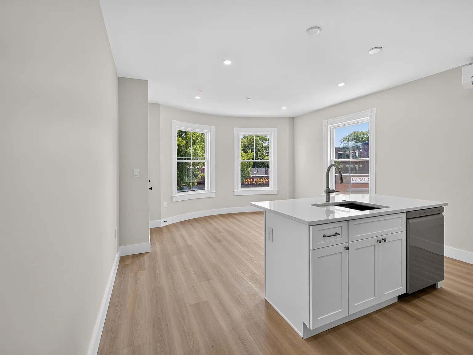 2 bed, 1.5 bath, 700 sqft, $2,800 — Photo 2