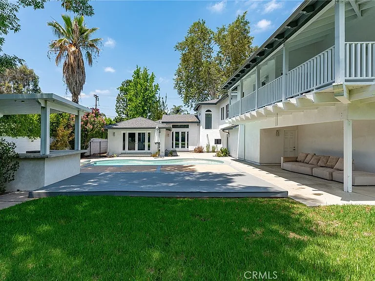 22904 Calvert St — Photo 48