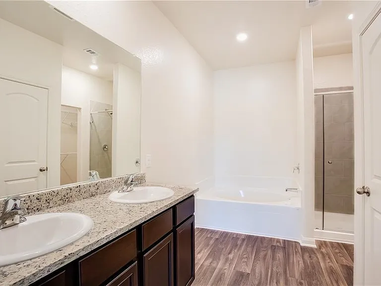1004 Riverdale Cv — Photo 18