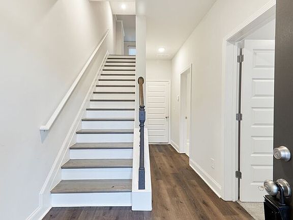 3rd image of 560 Amarante Cir