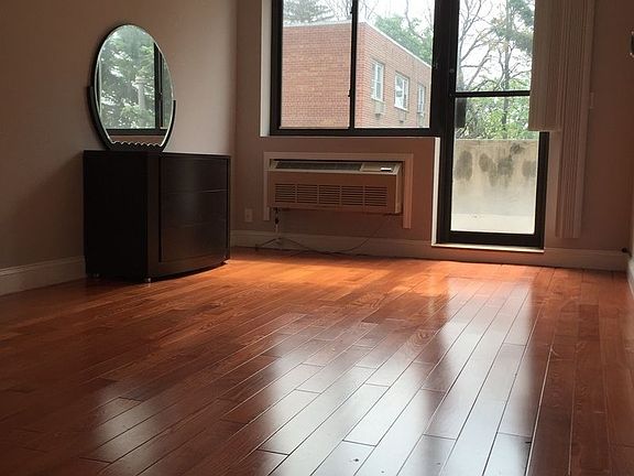 2nd image of 11940 Metropolitan Ave APT J1