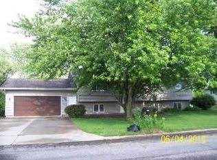 907 Warren St, Earlville, IL 60518