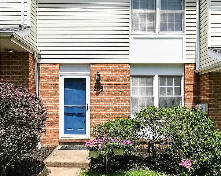 208 Meadowview Dr — Photo 1