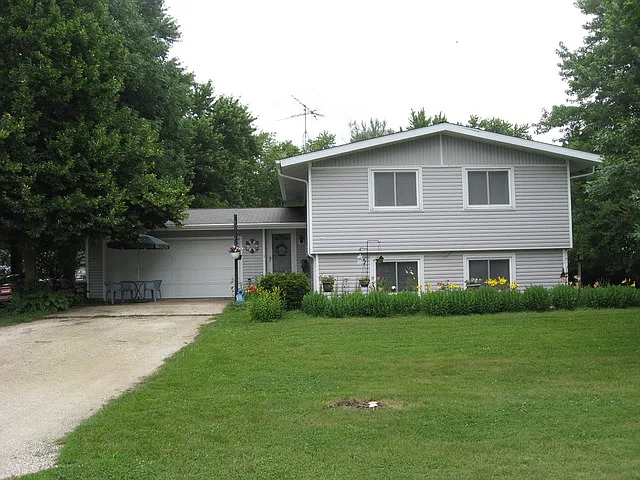 862 W Main St photo 1