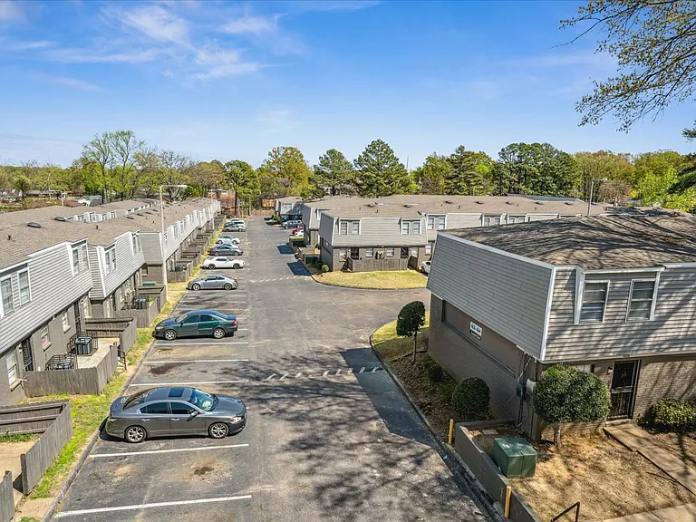 TOWNHOMES w/ W/D INCLUDED! Gated 2 Bed / 1.5 Bath Townhomes near Shelby Dr! — Photo 16