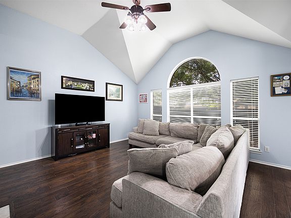 3rd image of 112 Brookshore Dr