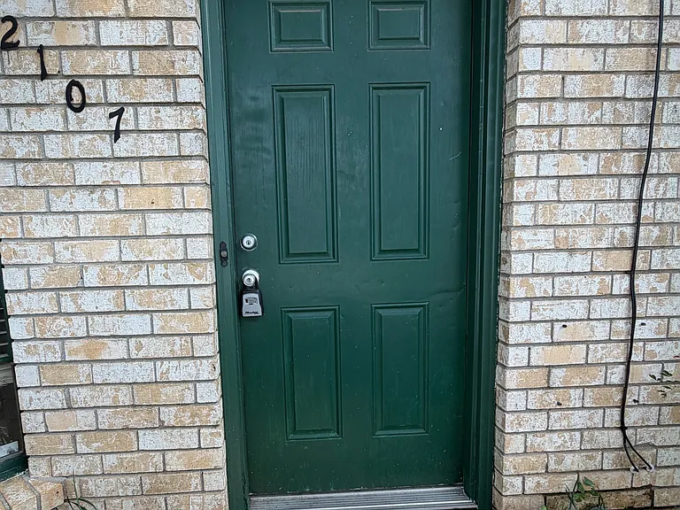 2107 Langley Ave — Photo 2