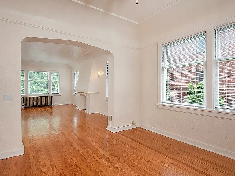 608 Belmont Ave E — Photo 8
