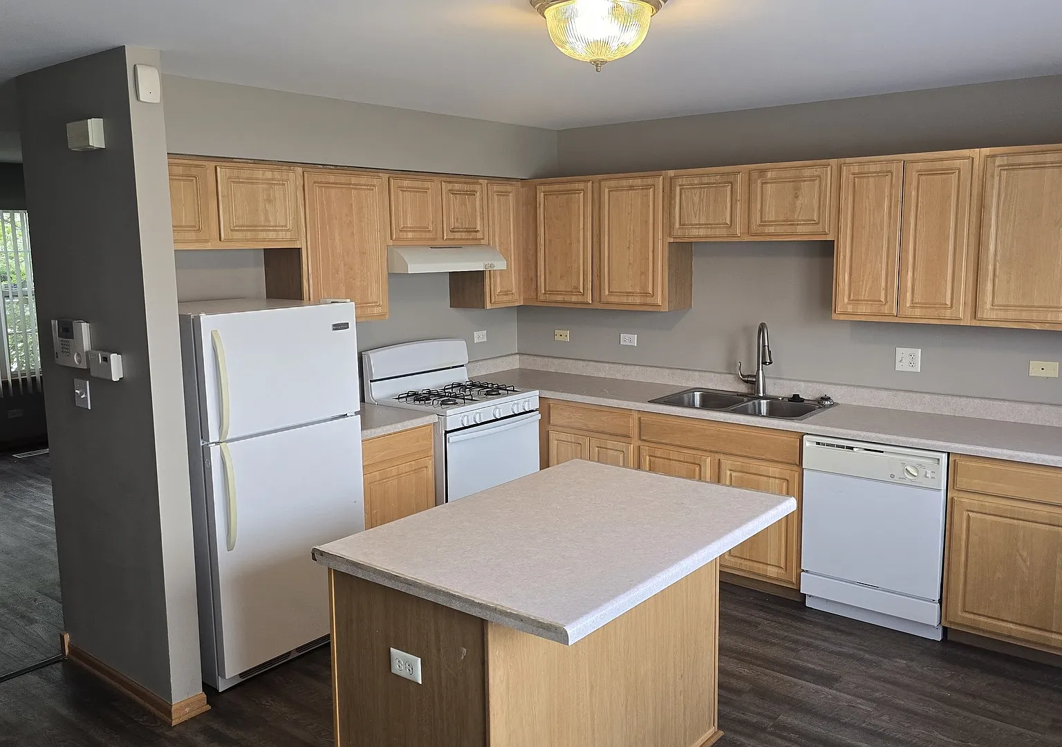 2 bed, 1.5 bath, 1174 sqft, $2,300 — Photo 4