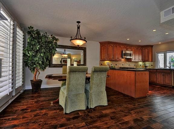 4th image of 255 Casitas Bulevar