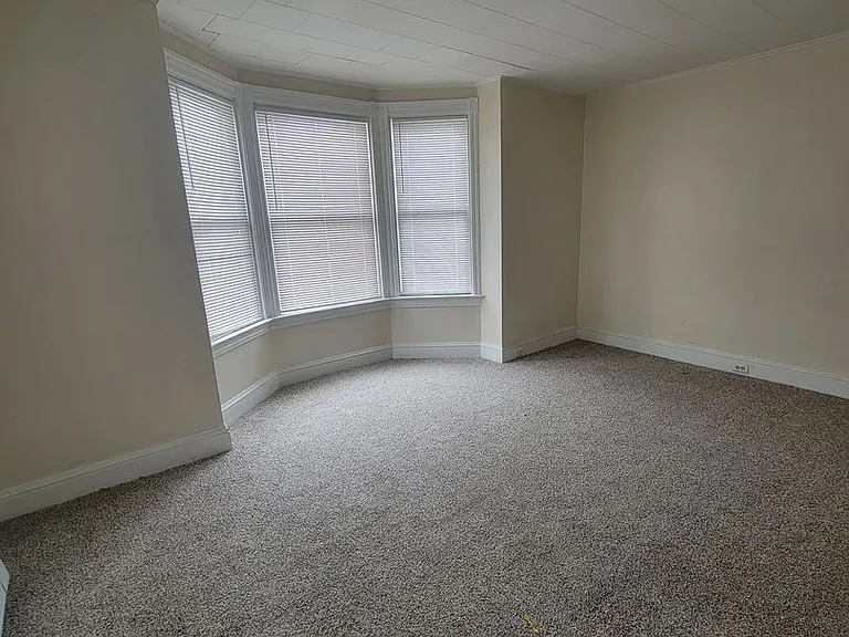 646 W Walnut St — Photo 3