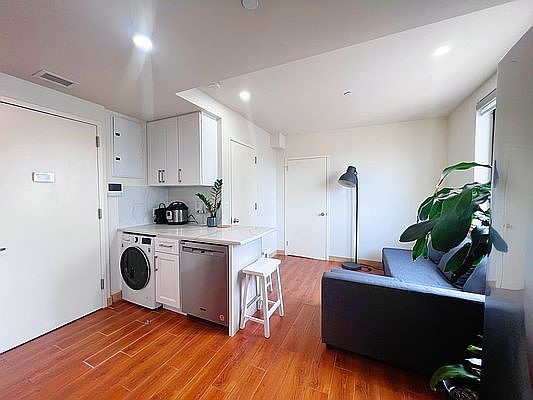 3rd image of 42-22 Crescent St #6C