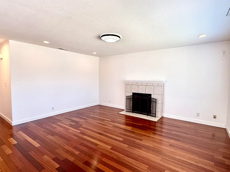 4246 Woodcrest Dr — Photo 12