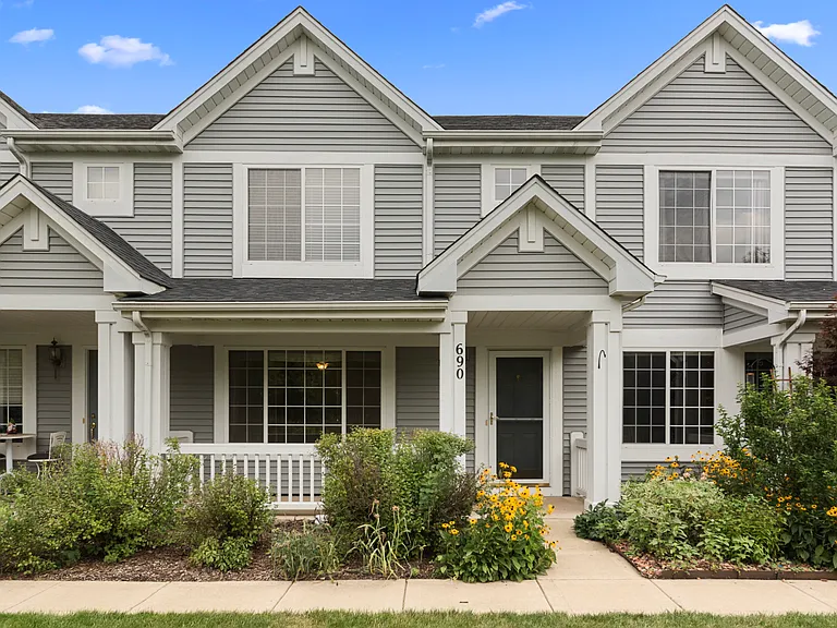 690 Lincoln Station Dr — Photo 1
