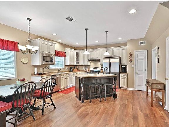 Eat-in kitchen (table included)