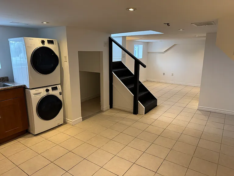 2A Tiverton Ave #2A — Photo 14