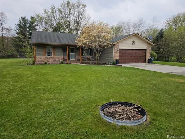 5765 Roberts Rd, Cottrellville, MI 48039