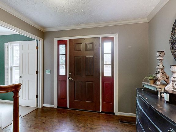 2nd image of 1551 Oxford Dr