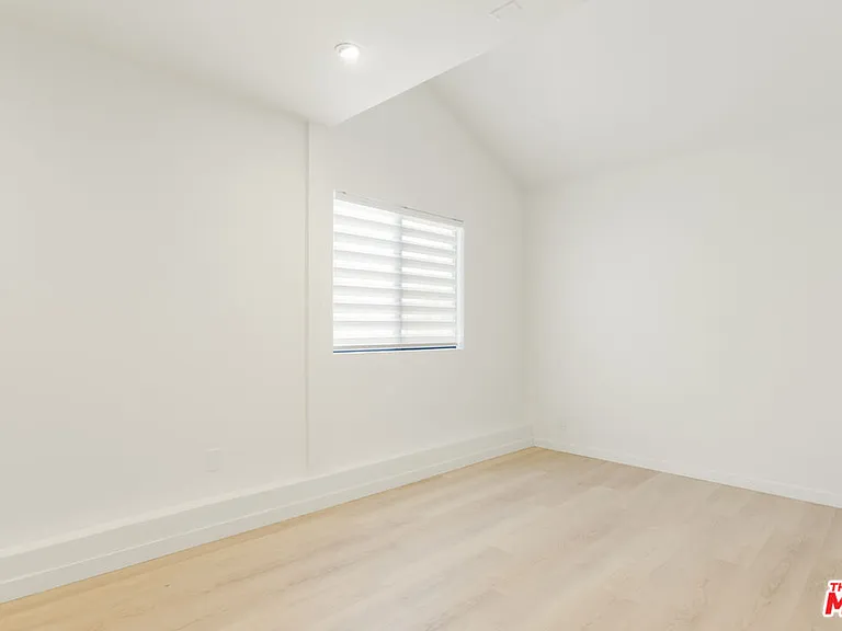 4933 Collett Ave — Photo 36