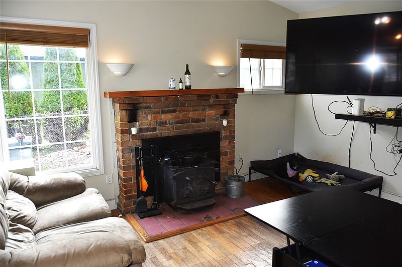 3rd image of 819 Turner Avenue