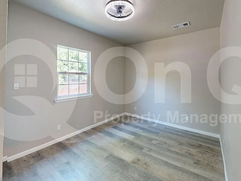 2209 Wellington St — Photo 16