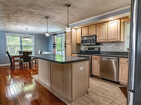 3rd image of 11 Glenwood Dr