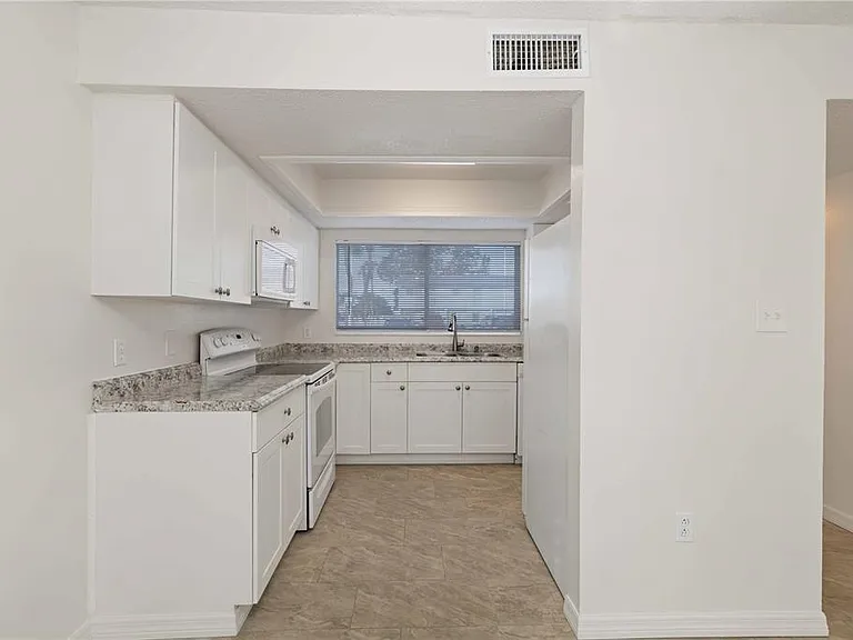 3569 Bee Ridge Rd — Photo 10