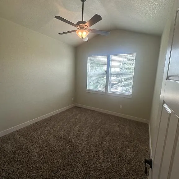 2122 Sandbur Dr — Photo 10