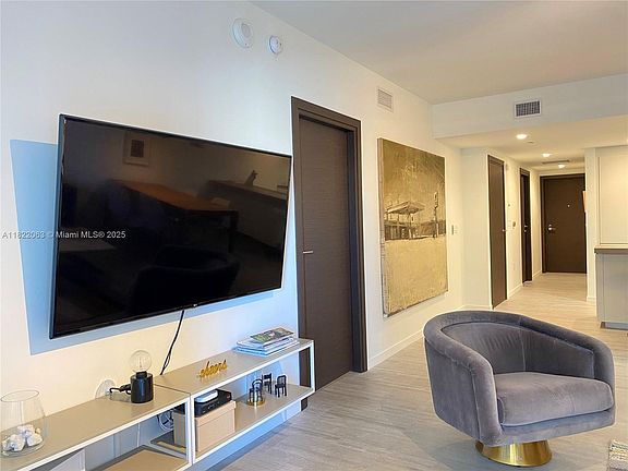 4th image of 1000 Brickell Plz #3707