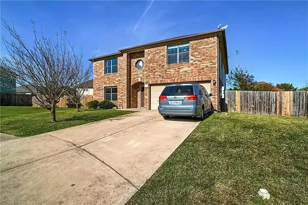 5 bed, 3743 sqft, $3,200 — Photo 1