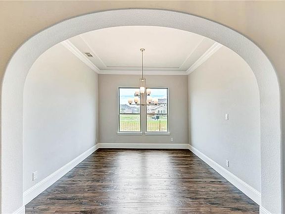 4th image of 940 Thoroughbread Ave