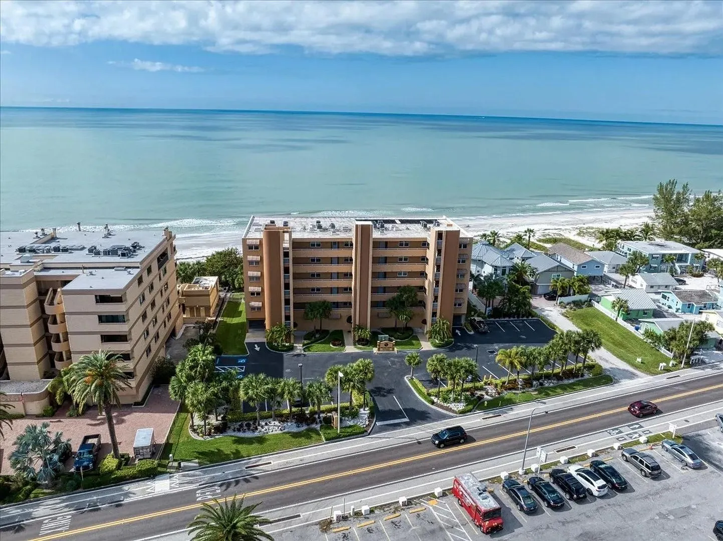 Fully Furnished Luxury Beachfront Penthouse with Panoramic Gulf Views Available for Snowbird Season! — Photo 2