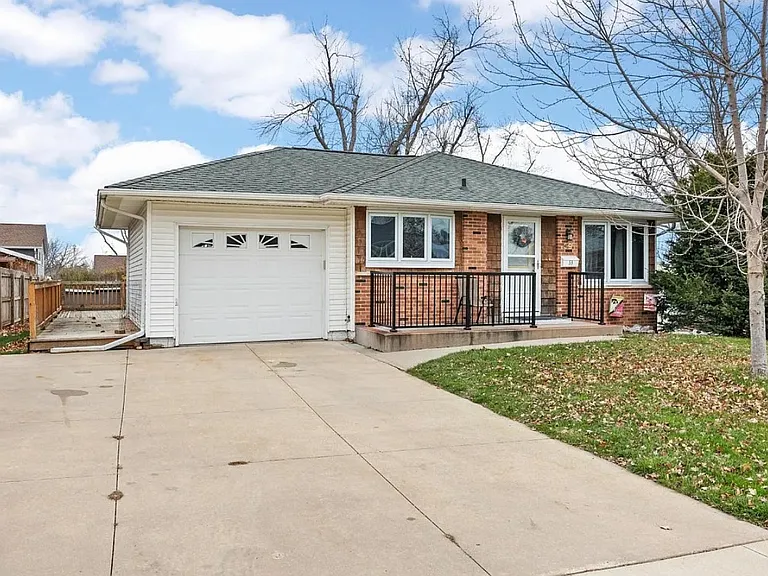 59 Fleetwood Rd NW — Photo 1
