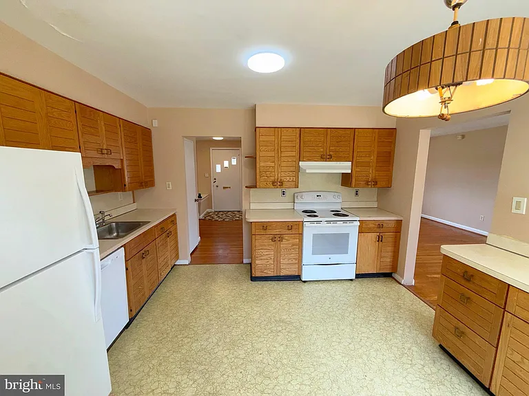 7104 Adelphi Rd — Photo 8