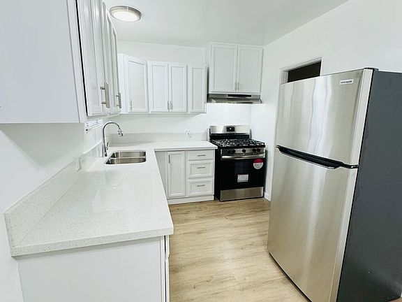 5th image of 14758 Blythe St #3