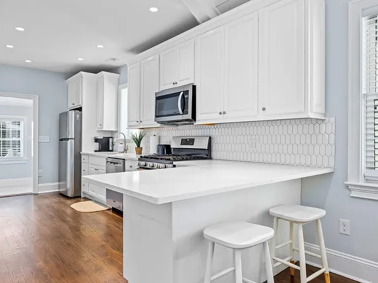 3 bed, 1000 sqft, $1,950 — Photo 2