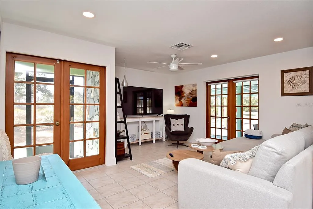 3 bed, 2.0 bath, 1548 sqft, $4,500 — Photo 2