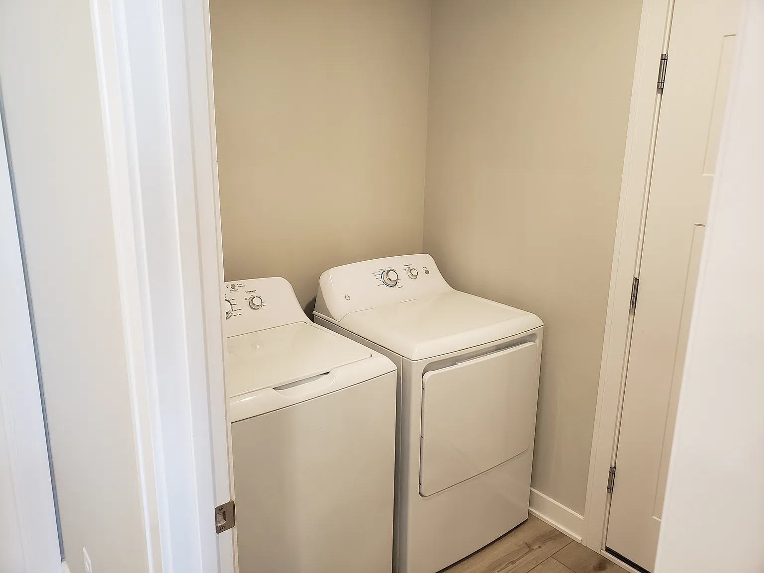 3 bed, 2.5 bath, 2000 sqft, $2,200 — Photo 3