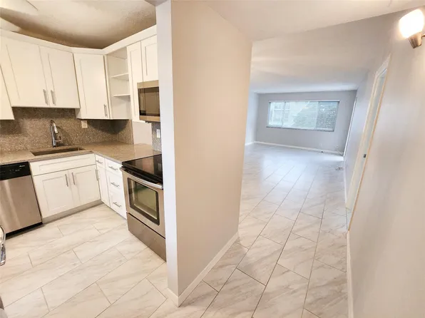 2300 PARK Lane #216, Hollywood, FL 33021