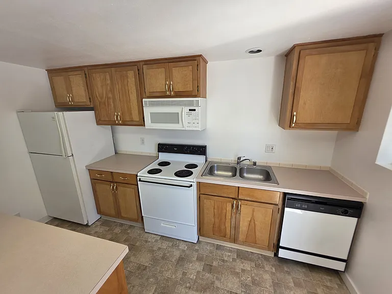 105 E 8th St #1 — Photo 4