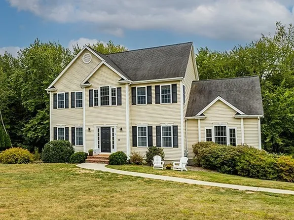 26 Pinsonnault Ln, North Attleboro, MA 02760