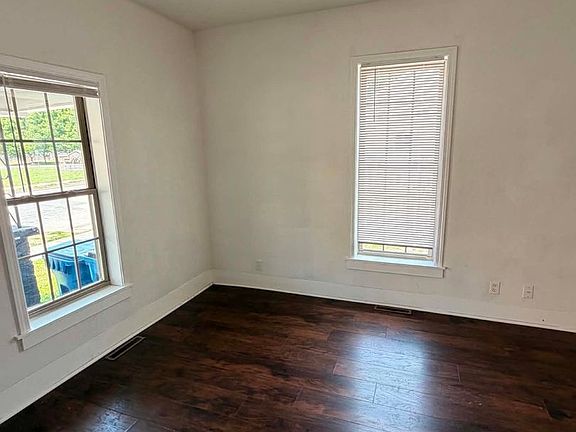 3rd image of 1008 W 2nd St