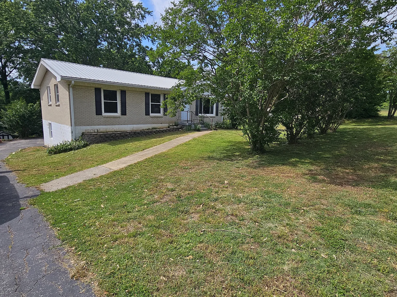 311 Roberta Dr — Photo 1