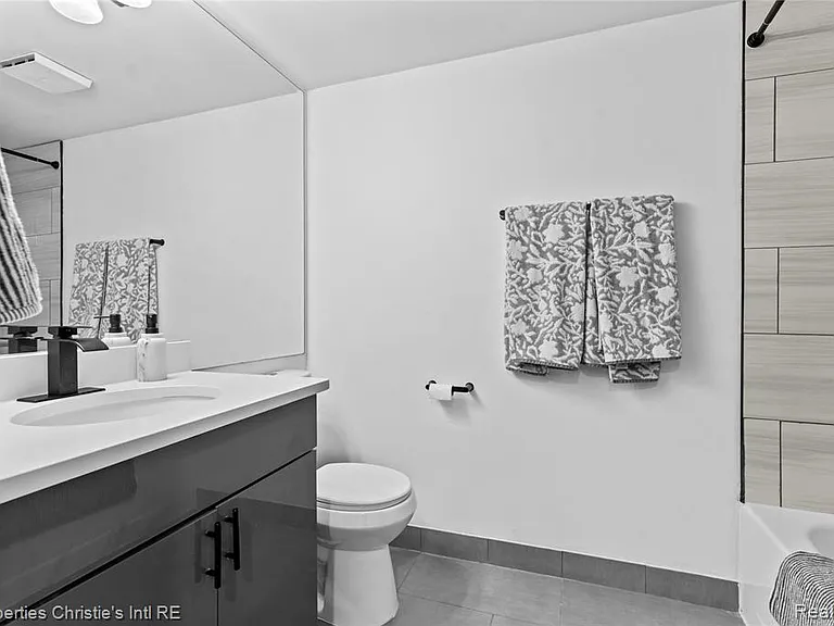 3320 Spinnaker Ln #17E — Photo 12