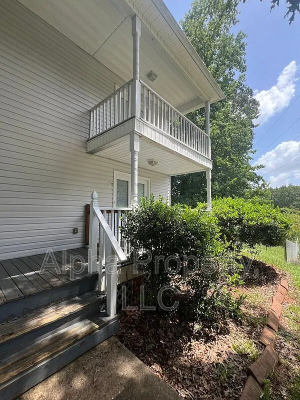3 bed, 1.5 bath, $1,400 — Photo 2