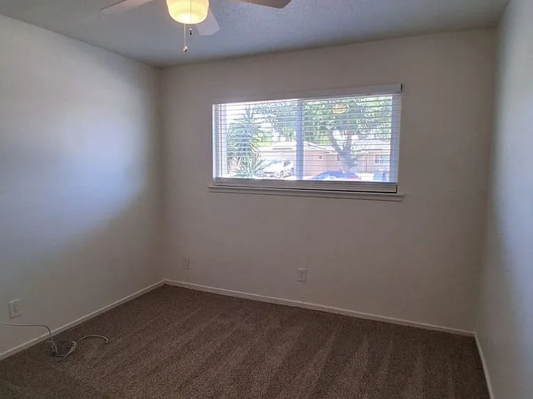 1419 N Winery Ave — Photo 16