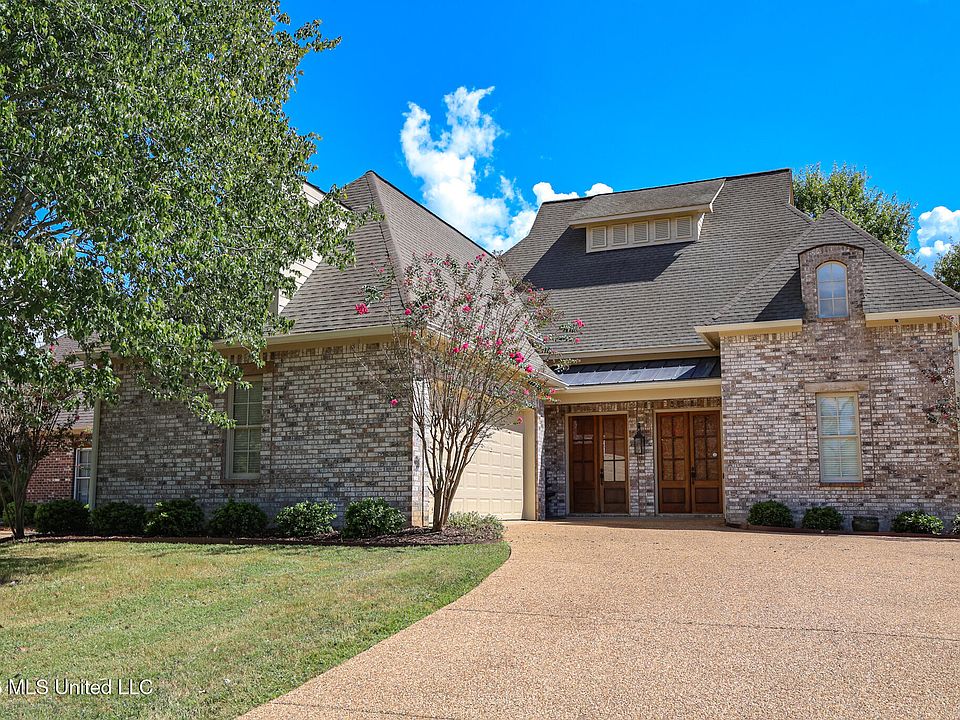 1st image of 209 Oakville Cir
