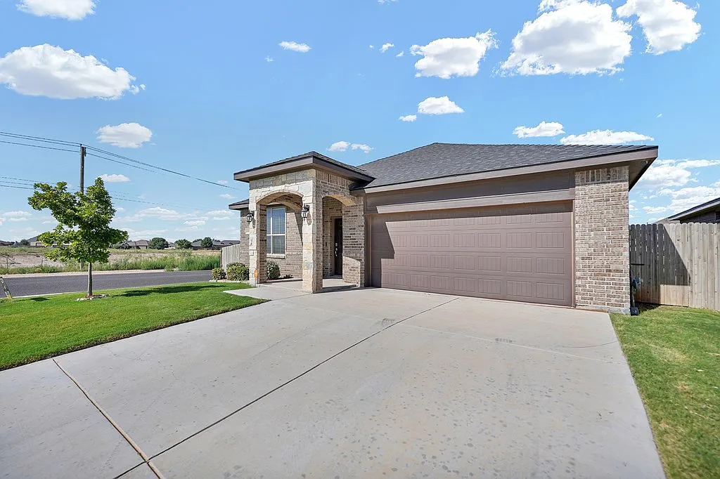 3 bed, 2.0 bath, 1707 sqft, $2,600 — Photo 4