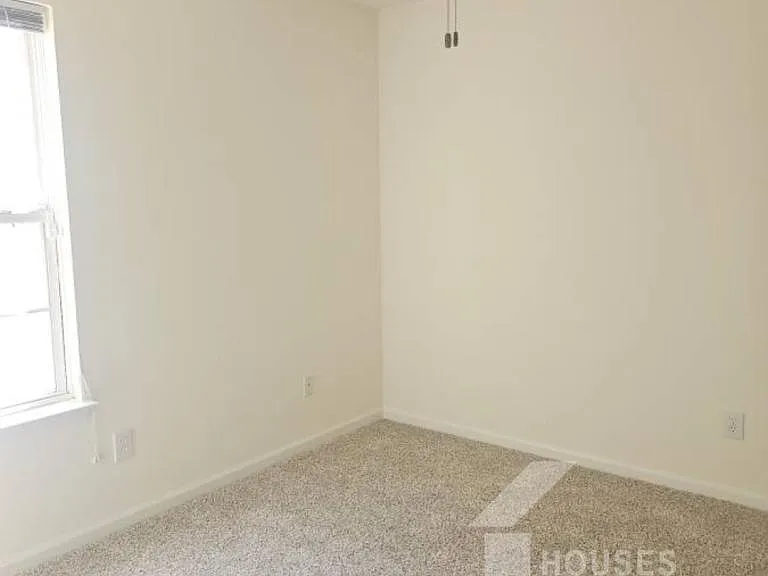 213 Worcester Ln — Photo 12